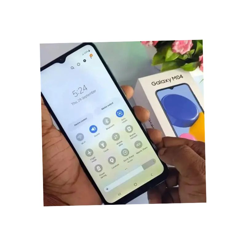 Samsung-Galaxy-Mo4-4GB-64GB-in-use